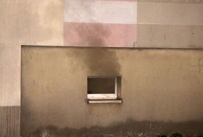 Kellerbox brannte in Mehrfamilienhaus - Brand in Mehrfamilienhaus in Dresden. Foto: Roland Halkasch