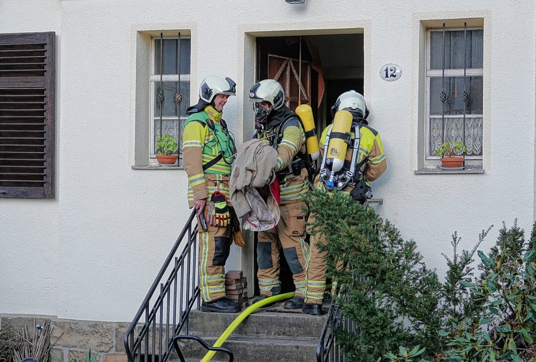 Kellerbrand in Dresden: Bewohnerin schwer verletzt im Krankenhaus - Kellerbrand in Dresden: Bewohnerin verletzt im Krankenhaus. Foto: Roland Halkasch