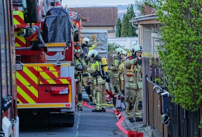 Kellerbrand in Dresden: Bewohnerin schwer verletzt im Krankenhaus - Die Frau wurde mit einer Rauchgasvergiftung im Krankenhaus eingeliefert. Foto: Roland Halkasch