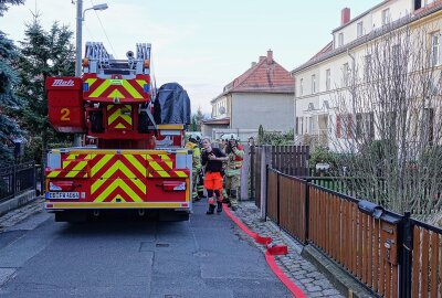 Kellerbrand in Dresden: Bewohnerin schwer verletzt im Krankenhaus - Im Keller des Hauses brannten gelagerte Kohlen. Foto: Roland Halkasch