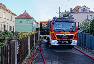 Kellerbrand in Dresden: Bewohnerin schwer verletzt im Krankenhaus - Im Keller des Hauses brannten gelagerte Kohlen. Foto: Roland Halkasch