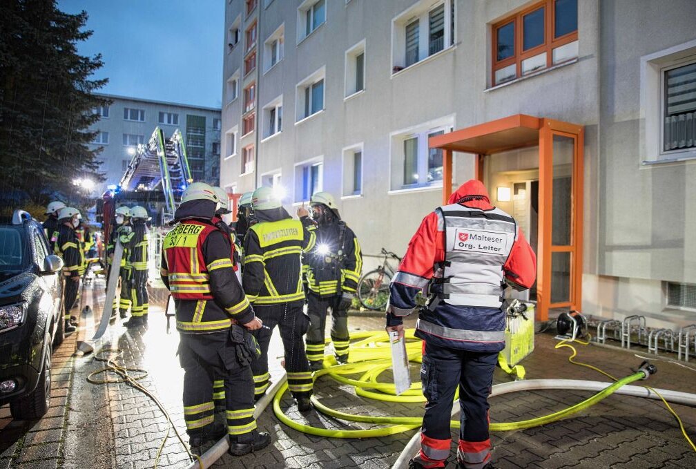 Kellerbrand in Freiberg: Neun Bewohner eines Mehrfamilienhauses evakuiert - Am Sonntagabend kam es in Freiberg zu einem Kellerbrand. Foto: Marcel Schlenkrich 