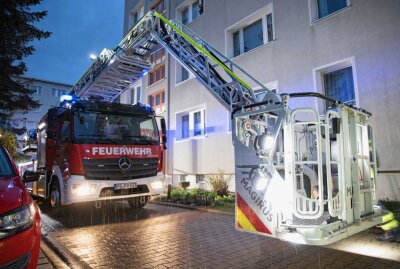 Kellerbrand in Freiberg: Neun Bewohner eines Mehrfamilienhauses evakuiert - Am Sonntagabend kam es in Freiberg zu einem Kellerbrand. Foto: Marcel Schlenkrich 