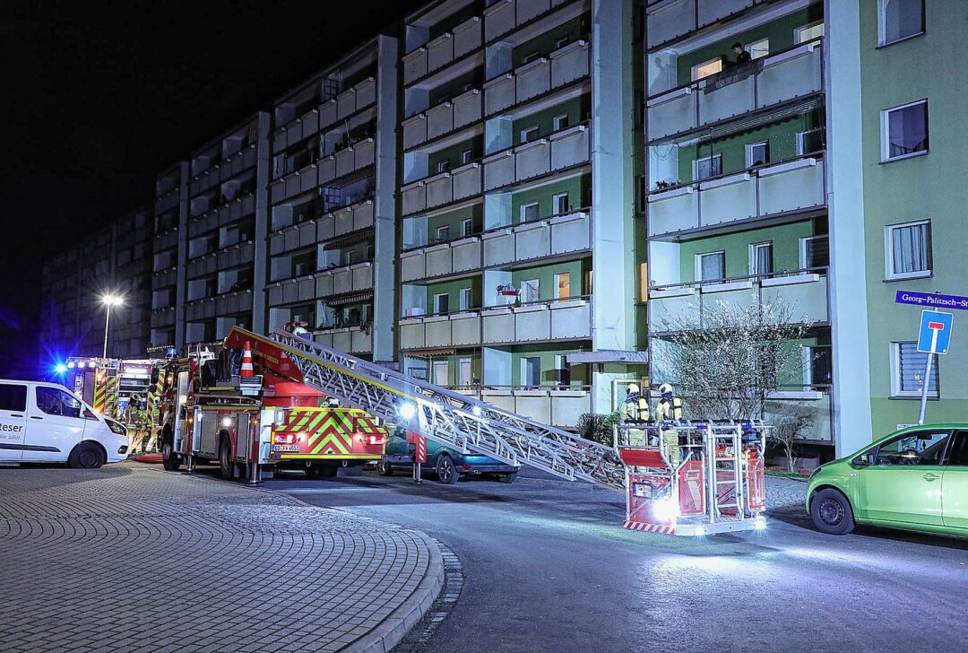 Kellerbrand in Mehrfamilienhaus sorgt für Polizeieinsatz - In der Nacht von Montag auf Dienstag kam es gegen 0.30 Uhr Dresden zu einem einem Kellerbrand. Foto: Roland Halkasch