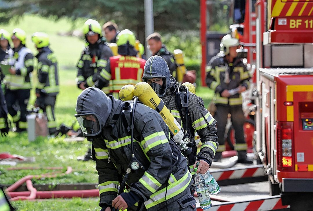 Kellerbrand in Mülsen: Hausbewohner müssen evakuiert werden - Großalarm ausgelöst in Mülsen in einem Mehrfamilienhaus. Foto: Andreas Kretschel