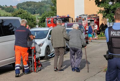 Kellerbrand in Mülsen: Hausbewohner müssen evakuiert werden - Großalarm ausgelöst in Mülsen in einem Mehrfamilienhaus. Foto: Andreas Kretschel