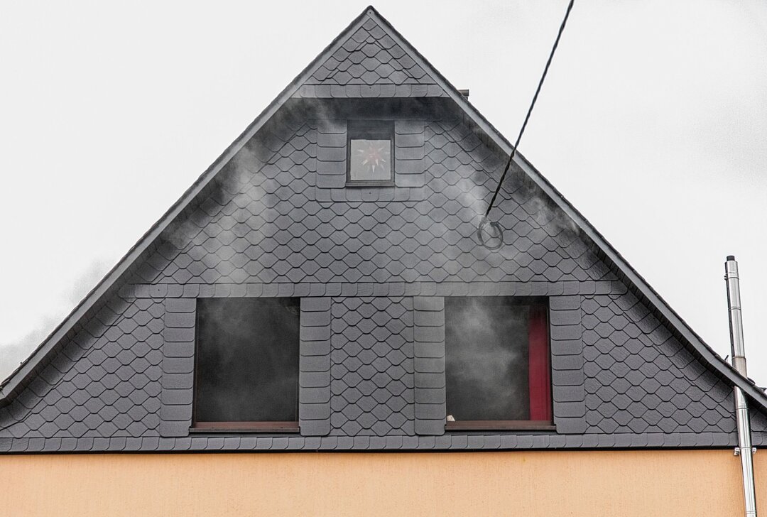 Kellerbrand in Wohnhaus - Eine verletzte Person - Dichter Rauch im gesamten Haus: Feuerwehr kämpft mit schwerem Atemschutz. Foto: Andre März