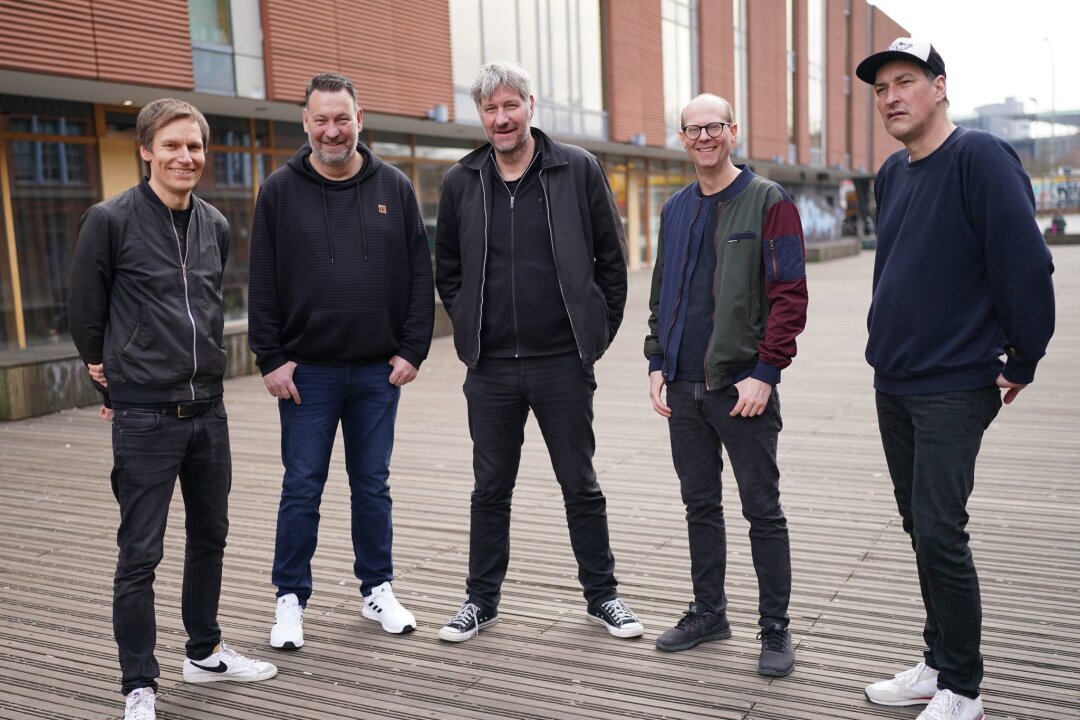 Kettcar auf Platz eins der Album-Charts - Reimer Bustorff (r-l, Bass), Erik Langer (Gitarre), Marcus Wiebusch (Sänger und Gitarrist), Lars Wiebusch (Keyboard) und Christian Hake (Schlagzeug) sidn Kettcar.