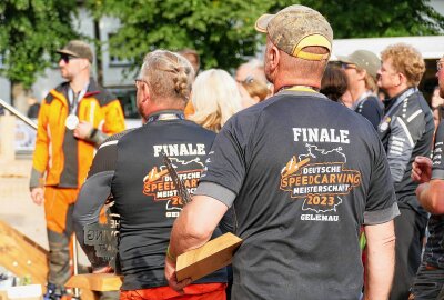 Kettensäge-Künstler aus dem Erzgebirge dominieren Deutsche Meisterschaft - Für das DM-Finale waren eigens T-Shirts angefertigt worden. Foto: Andreas Bauer