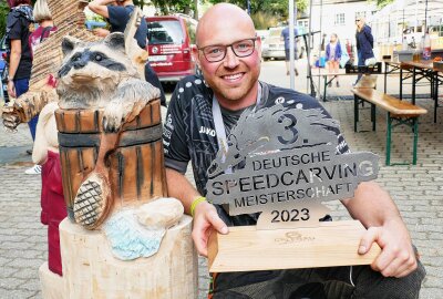 Kettensäge-Künstler aus dem Erzgebirge dominieren Deutsche Meisterschaft - Tino Schubert erschuft zum Abschluss einen badenden Waschbären. Foto: Andreas Bauer