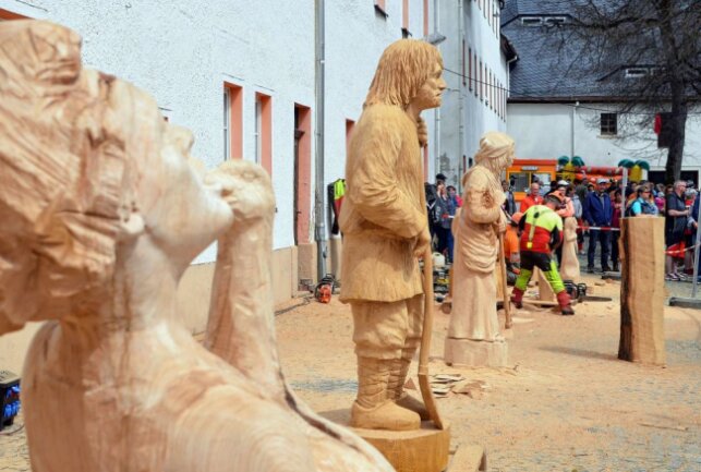 Kettensäge-Künstler sorgen in Gelenau für Staunen - Diese Figuren sollen helfen, die Gelenauer Besiedlung darzustellen. Foto: Andreas Bauer