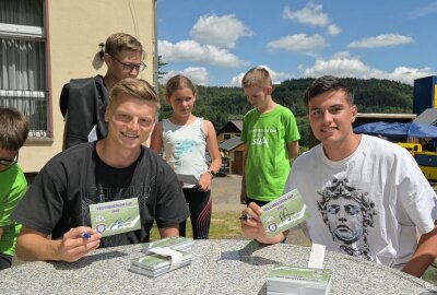 Jannis Lang (li.) und Ramzi Ferjani (re.), zwei Neuzugänge beim FC Erzgebirge Aue, haben beim Veilchenstrom-Cup Autogramme gegeben. Foto: Ralf Wendland
