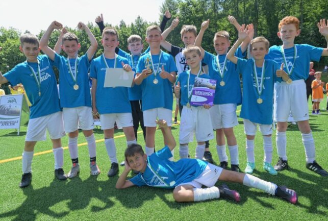Den Pokal gewonnen haben die Jungs der Grundschule Zschorlau. Foto: Ralf Wendland