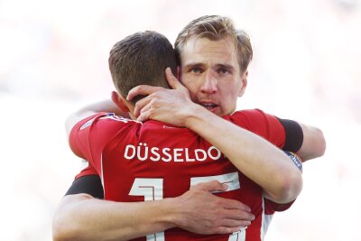 Kiel besiegt im Nordderby den HSV - Düsseldorf schlägt Fürth - Der Düsseldorfer Vincent Vermeij (r) jubelt nach seinem Treffer zum 1:0 mit Tim Oberdorf.