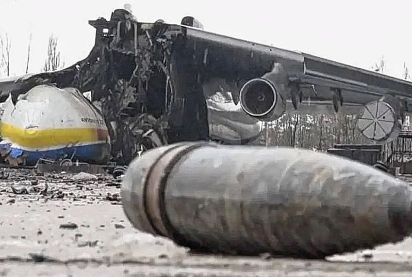 Kiew: Größtes Transportflugzeug der Welt durch russischen Beschuss zerstört - Beim Beschuss des strategische Flughafens Hostomel wurde auch das Transportflugzeug Antonow An-225 stark beschädigt. Foto: YouTube/Screenshot