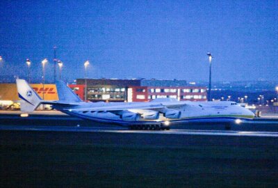 Kiew: Größtes Transportflugzeug der Welt durch russischen Beschuss zerstört - Die AN-225 im November 2015 in Leipzig. Foto: Daniel Unger