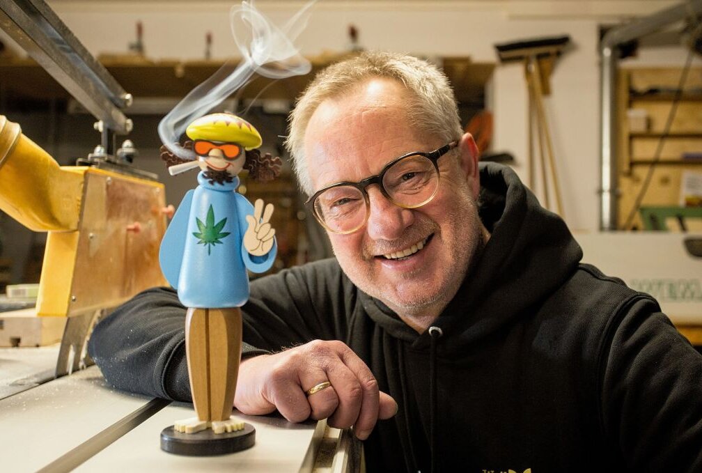 Kiffer-Bob wirbt für mehr Gelassenheit - Tino Günther mit der neuen Räucherfigur Bob, der Kiffer. Foto: Jan Görner