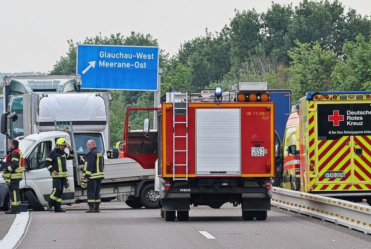 Kilometerlanger Stau: Unfall auf der A4 bei Glauchau - Auf der A4 kam es zu einem Crash mit drei PKW. Foto: Andreas Kretschel