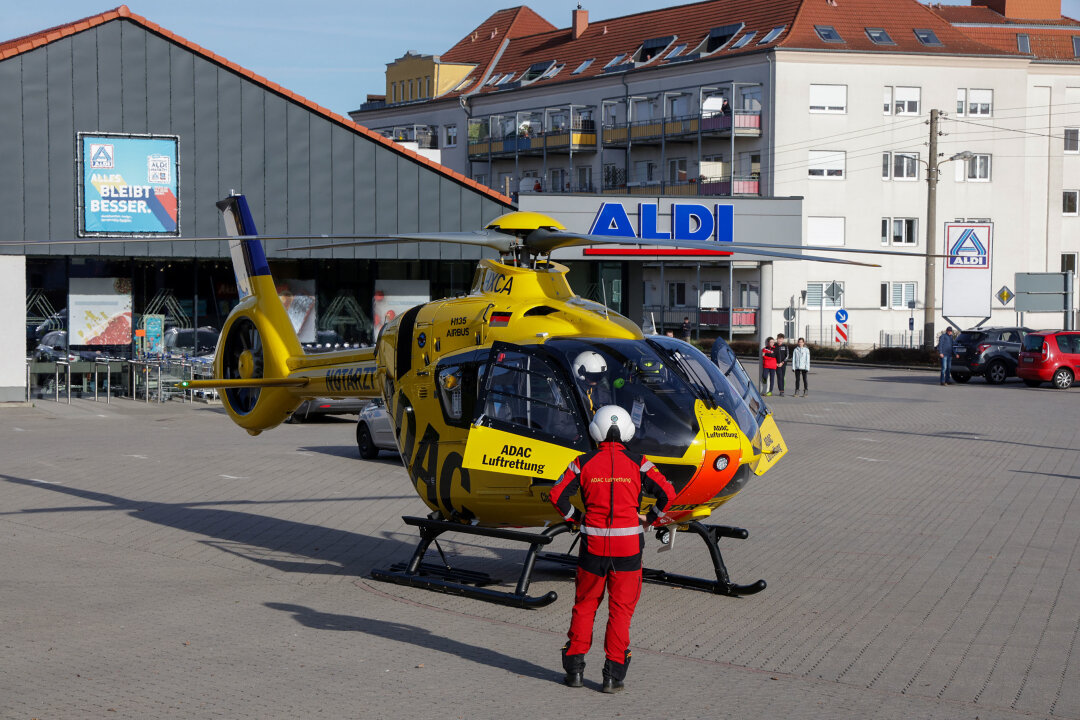 Kind bei Verkehrsunfall verletzt: Rettungshubschrauber landet - Auf der Dresdener Straße hat ein PKW ein Kind erfasst. 
