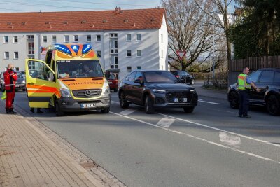 Kind bei Verkehrsunfall verletzt: Rettungshubschrauber landet - Auf der Dresdener Straße hat ein PKW ein Kind erfasst. 
