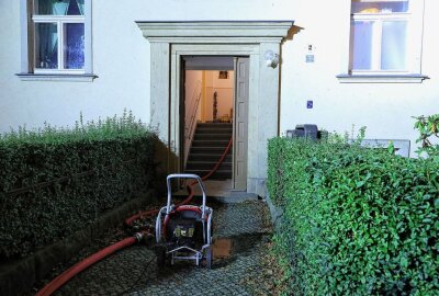 Kind wird bei Brand in Dresdner Mehrfamilienhaus verletzt - Am Samstagabend kam es in Dresden an der Wolkensteiner Straße zu einem Wohnungsbrand. Foto: Roland Halkasch
