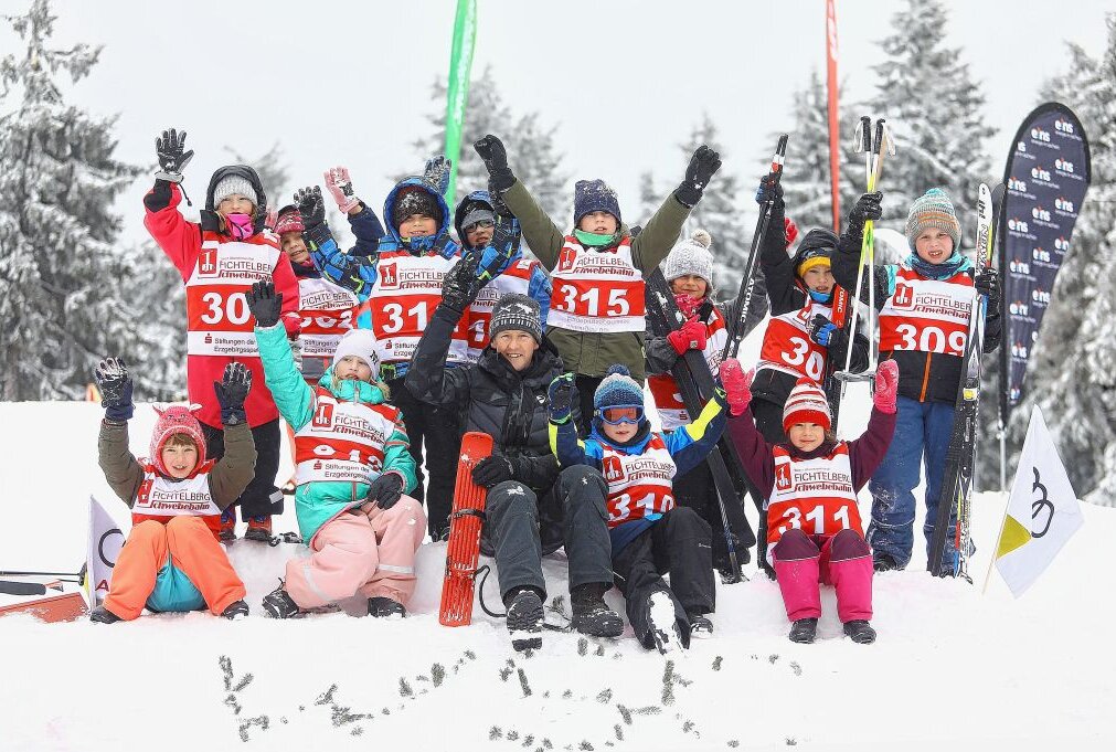 Zu Abschluss machten die Grundschüler noch ein Foto mit Skisprung-Olympiasieger Jens Weißflog. Foto: Thomas Fritzsch