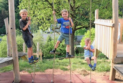 Kinder können fertigen Spielplatz endlich nutzen - In Hennersdorf wurde der neue Spielplatz eingeweiht. John, Dean und Alexander (v. r.) zählten zu den ersten Nutzern. Foto: Knut Berger