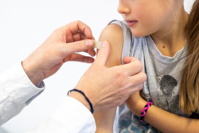Kinder mit Vorerkrankungen sollten Grippeimpfung bekommen - Zum Schutz vor schweren Verläufen sollten Kinder mit Vorerkrankungen gegen Grippe geimpft werden.