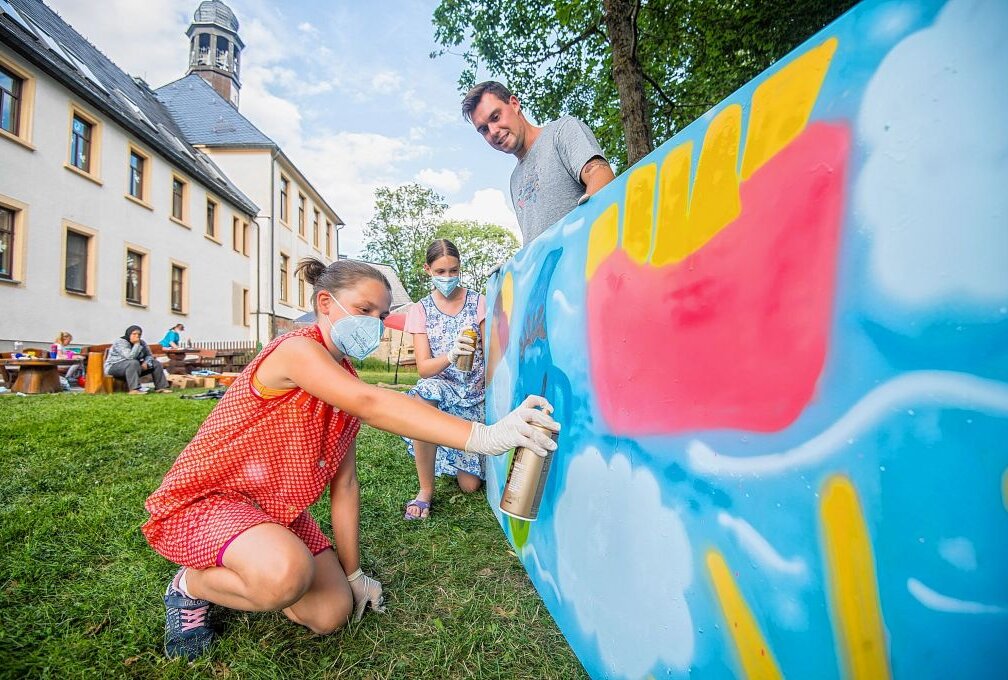 Kinder und Jugendliche gestalten Bilder für das Freibad Crottendorf. Foto: Georg Ulrich Dostmann