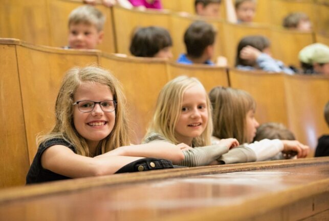Zur Kinder-Uni erfahren die Kleinen im größten Hörsaal der Stadt allerlei Wissenswertes. Foto: TU Chemnitz/Jacob Müller