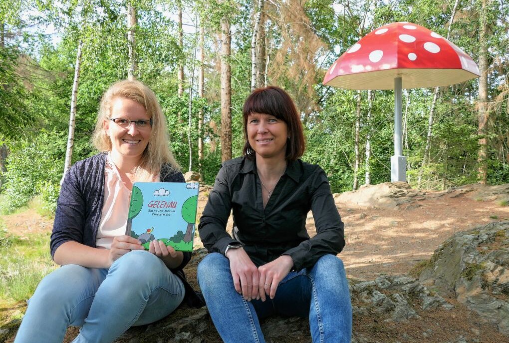 Kinderbuch erläutert die Entstehungsgeschichte von Gelenau - Das Kinderbuch ist dank der Initiative von Kristina Schreckenbach (links) und Christine Drechsel entstanden. Foto: Andreas Bauer