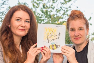 Kinderbuchautorin beweist: Bummeln kann von Vorteil sein! - Katja Fugmann und Nora Engelbrecht (v.l.). mit dem Kinderbuch "Die Bummelhummel". Foto: Jan Görner