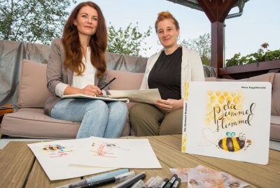 Kinderbuchautorin beweist: Bummeln kann von Vorteil sein! - Katja Fugmann und Nora Engelbrecht (v.l.). mit dem Kinderbuch "Die Bummelhummel". Foto: Jan Görner