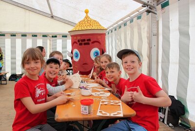 Kinderfest auf Areal der Bundeswehr - Die Kinder basteln Maskottchen Uli. Foto: Jana Kretzschmann