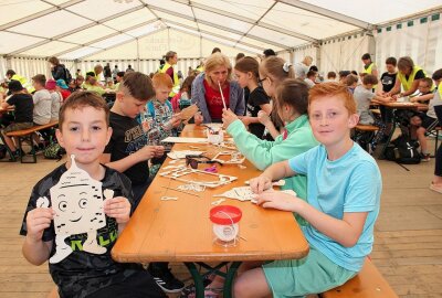 Kinderfest auf Areal der Bundeswehr - Die Kinder basteln Maskottchen Uli. Foto: Jana Kretzschmann