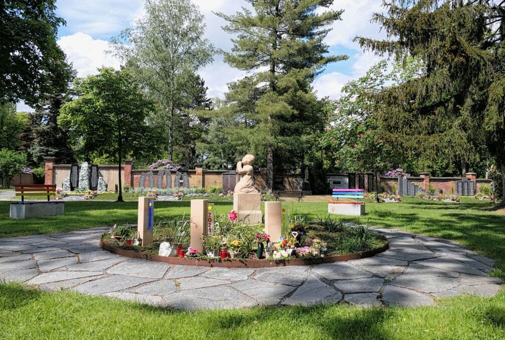 Kindergrabanlage auf dem Zwickauer Hauptfriedhof errichtet - Ein Blick auf das im Jahr 2020 errichtete Kindergrab. Foto: HBK