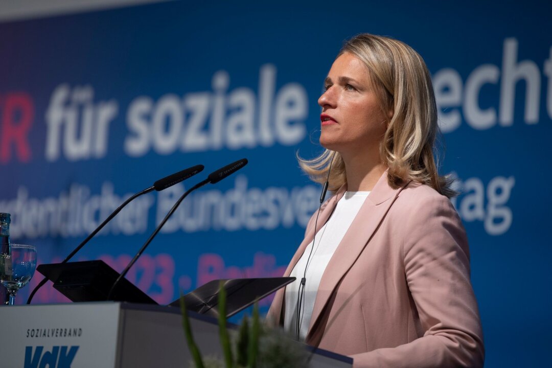 Kindergrundsicherung: Sozialverband fordert Scholz-Machtwort - Es werde Zeit, dass der Kanzler sich zur Kindergrundsicherung äußere, so VdK-Chefin Verena Bentele.