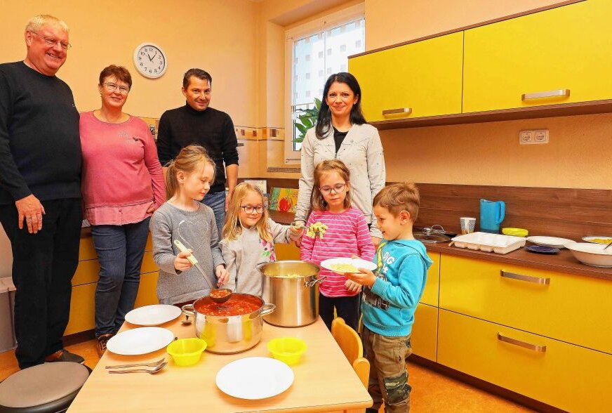 Kinderküche in Fraureuther Kita eingeweiht - Die Kinder freuen sich sichtlich. Foto: Thomas Michel