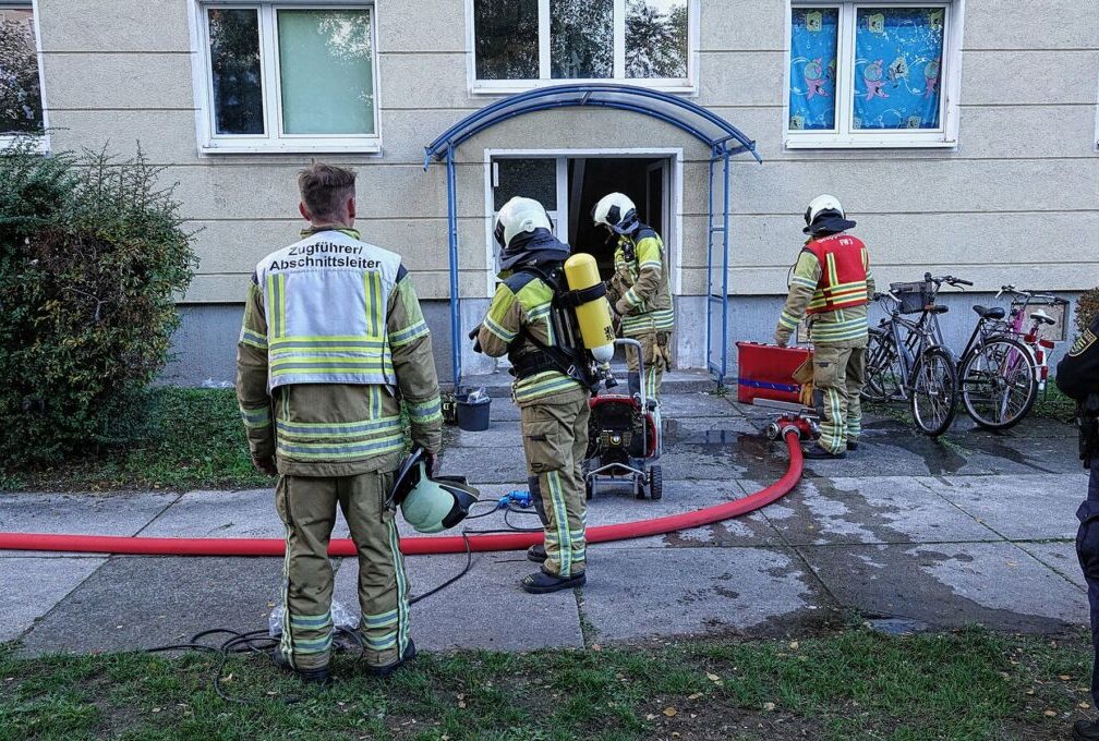 Kinderwagen in Flammen: Erneuter Brand in Dresdner Mehrfamilienhaus - In Dresden kam es erneut zu einem Brand in einem Mehrfamilienhaus. Foto: Roland Halkasch