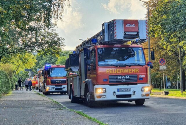 Kinderwagen in Flammen: Erneuter Brand in Dresdner Mehrfamilienhaus - In Dresden kam es erneut zu einem Brand in einem Mehrfamilienhaus. Foto: Roland Halkasch