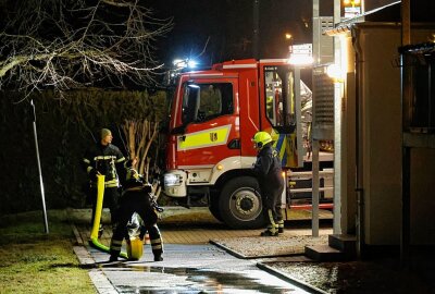 Kinderwagenbrand führt zu Rauchgasvergiftungen - Mehrere  Feuerwachen waren vor Ort im Einsatz. Foto: Harry Härtel
