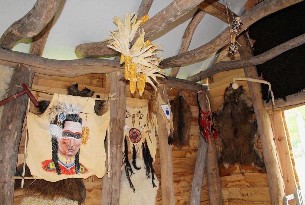 Kino, Tanzkurse und Tierpark-Akademie in Limbach-Oberfrohna - Im Langhaus der Irokesen erfährt man mehr über die Lebensweise der amerikanischen Urbevölkerung. Foto: A.Büchner 