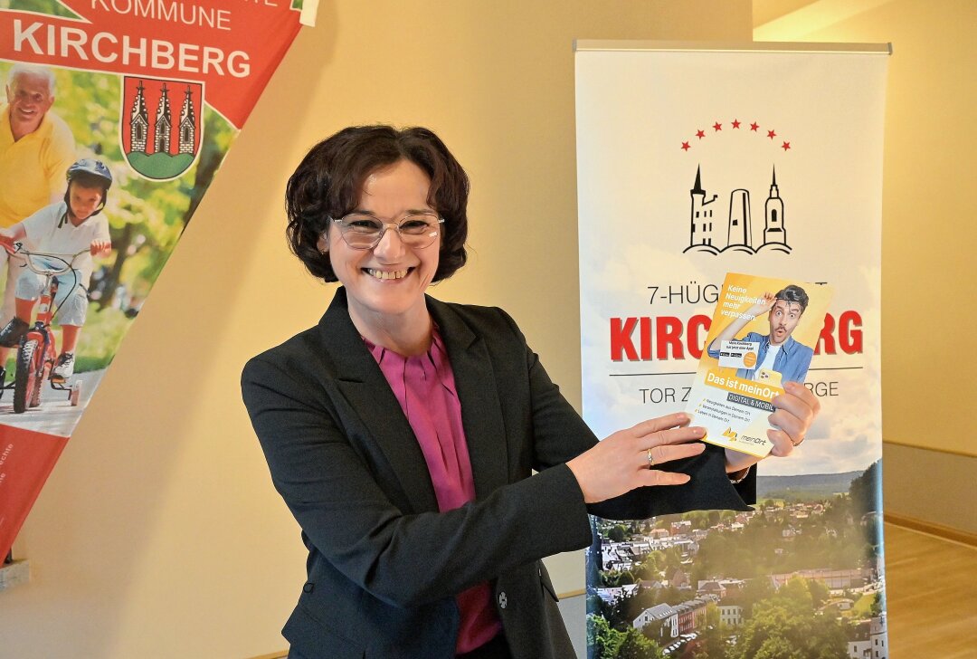 Kirchberg bündelt Aktuelles in einer Stadt-App - Bürgermeisterin Dorothee Obst freut sich, dass die Stadt Kirchberg jetzt auch mittels App Informationen übermitteln kann. Foto: Ralf Wendland