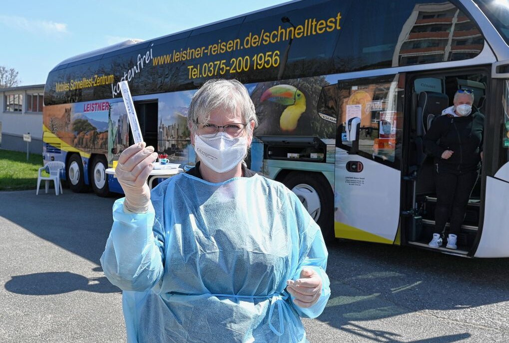 Kirchberg: Reisebus zum mobilen Testzentrum umfunktioniert - Ingrid Strobel ist normalerweise Reisebüromitarbeiter und jetzt gehört sie zum Testteam. Foto: Ralf Wendland