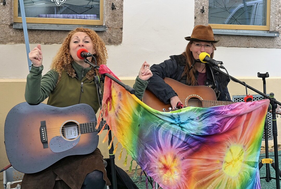 Kirchberger laden ein zum Altstadtfest - Zu den musikalischen Akteuren gehören die Kirchberger Murmelmädchen Nicole Hartig (li.) und Anja Roocke (re.). Foto: Ralf Wendland