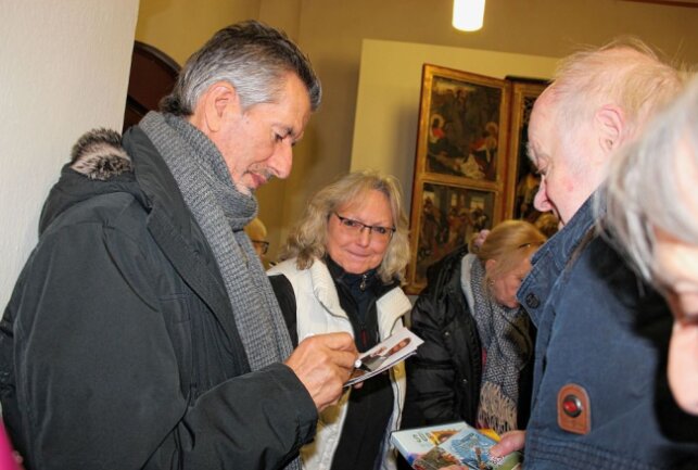 Kirchenkonzert mit Oswald Sattler in Marienberg sorgt für Begeisterung - Gern erfüllte der Künstler Autogrammwünsche. Links Gabi Konrad, die Veranstalterin. Foto: Jana Kretzschmann