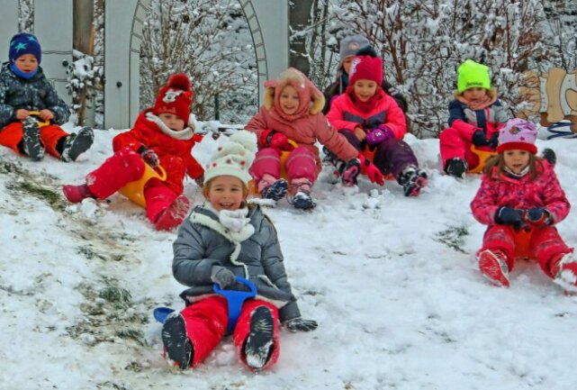 Kita-Außengelände wird kurz zur Winterlandschaft - Bei den Kinder aus dem "Haus der kleinen Füße" sorgte der Wintereinbruch zum Wochenbeginn für jede Menge Spaß. Foto: Th. Michel