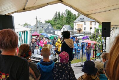 Kita macht Gelenau seit 30 Jahren kunterbunt - Obwohl es zeitweise regnete, ließ sich niemand die Laune verderben. Foto: Andreas Bauer