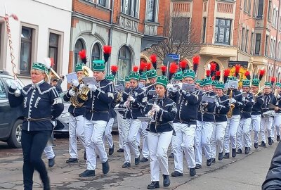 Klangvolle Tradition: Bergkapellen marschieren durch Zwickau - Am Samstag war in Zwickau die Bergparade. Foto: Mario Dudacy