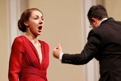 Klassikfreunde erleben im Vogtlandtheater Composer`s Night - Mezzosopranistin Stephanie Atanasov trug mit ihrem Auftritt zur Stimmung bei. Foto: Thomas Voigt
